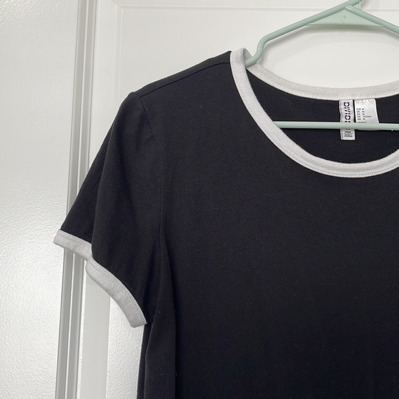 H&M women’s black t-shirt dress with white on sleeves and neck line in size M - Picture 3 of 4